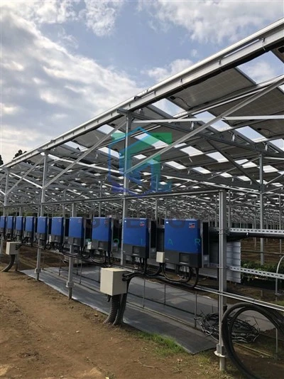 Šroubovací a pěchovací systém pro solární farmu